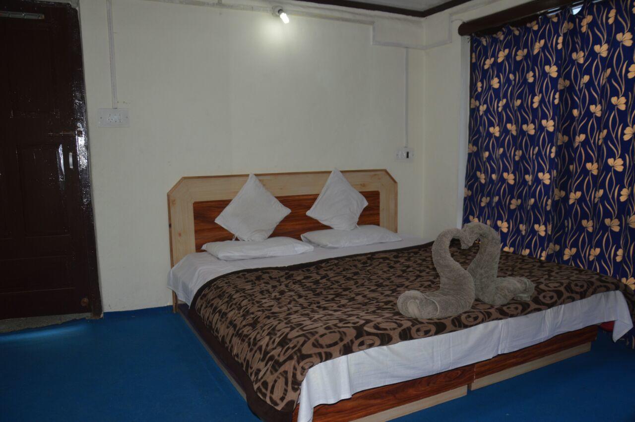 Hotel Alpine K2 Pahalgam Exterior photo